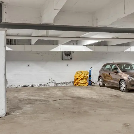 The Area W Free Parking Garage, 200m Tram And Bus