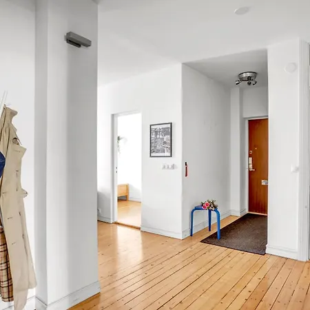 The Area W Free Parking Garage, 200m Tram And Bus