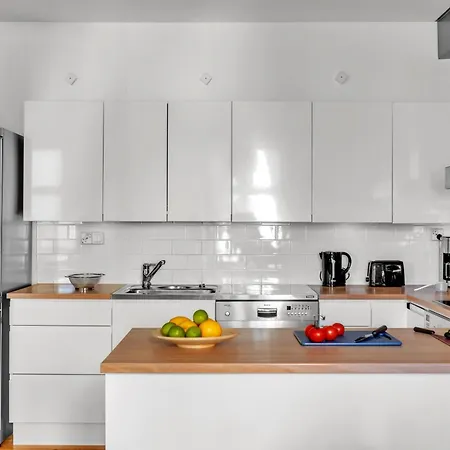 The Area W Free Parking Garage, 200m Tram And Bus *