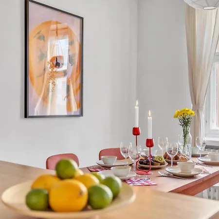 The Area W Free Parking Garage, 200m Tram And Bus *